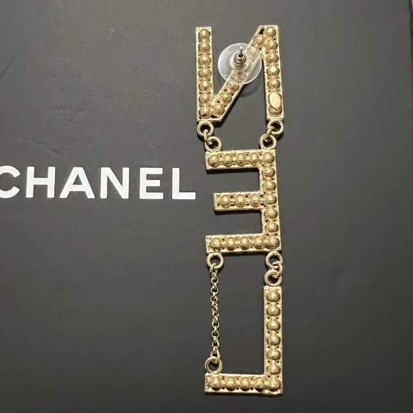 🚫SOLD🚫 Chanel RUNWAY Crystal Statement Letters Earrings - Picture 11 of 11